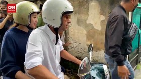 VIDEO: Momen Raffi Ahmad dan Nagita Naik Vespa Buat Nyoblos