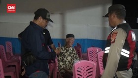 VIDEO: TPS di Gowa Sulsel Dilempar Batu. Petugas Linmas Terluka