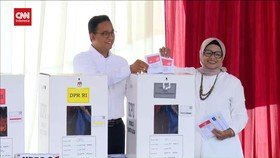 VIDEO: Anies Nyoblos Bareng Keluarga di TPS Lebak Bulus