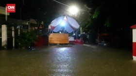 VIDEO: Hujan Deras Guyur Jakarta, TPS di Kemandoran Terendam Banjir