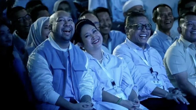 Putri Presiden kedua RI Soeharto, Titiek Soeharto tersenyum saat Prabowo mengatakan ia memiliki kedekatan dengan Soeharto.