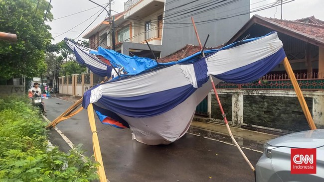 Pemungutan suara Pemilu 2024 di sejumlah TPS di Kelurahan Cempaka Baru, Kemayoran terpaksa tertunda karena kondisi TPS yang tidak memadai usai diguyur hujan.