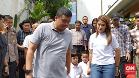 Bobby Kenalkan Kahiyang ke Pendukung: Kami Anak dan Menantu Mulyono