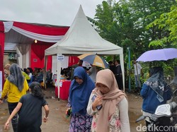 Antusias Warga Jambi Nyoblos di TPS Meski Diguyur Hujan