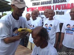 Cara Selebrasi Relawan Prabowo-Gibran di Jateng: Cukur Gundul-Doa Bersama