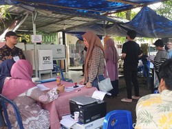 Petugas KPPS di BTP Makassar Bantu Lansia Kesulitan Nyoblos di TPS