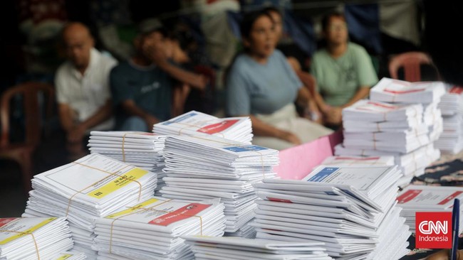Sementara ini, KPU Jakut menarik seluruh logistik pemilu yang rusak di 17 TPS dan menggantinya dengan yang baru untuk pemilu lanjutan akhir pekan nanti.