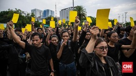FOTO: Pesan Setop Pengkhianatan Demokrasi dari Aksi Kamisan ke-805