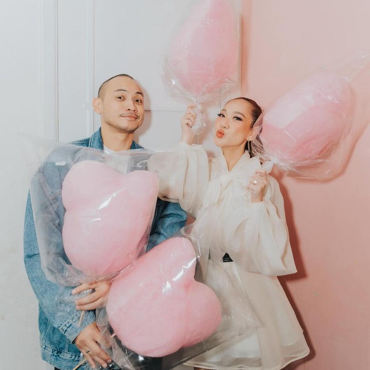 <p>Bunga Citra Lestari mendapatkan kejutan Valentine pertama dari suami. Tak hanya itu, Noah sang putra juga ikut memberikan hadiah di momen spesial tersebut. Kejutan itu dilakukan oleh Tiko untuk mengapresiasi BCL yang bahkan masih sibuk bekerja di hari libur. <em>"It's a working day for this super woman @itsmebcl.. support her and making sure that she's having a good time it's all I can do.." t</em>uturnya. (Foto: Instagram @tikoaryawardhana)</p>