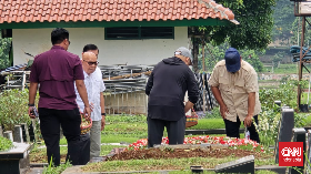 Prabowo Ziarah ke Makam Ibu di TPU Tanah Kusir