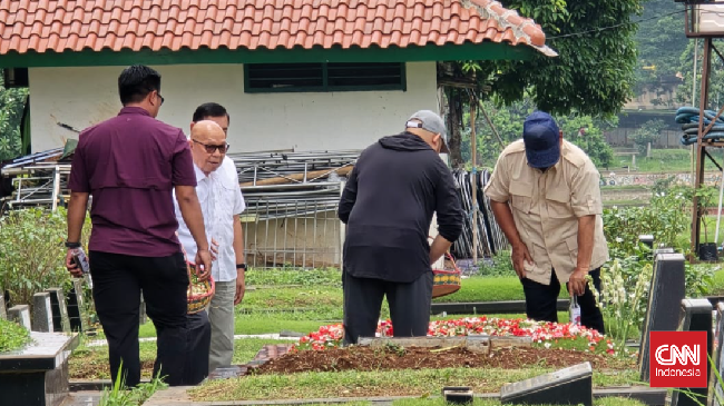 Calon presiden Prabowo Subianto berziarah ke makam ibunya di TPU Tanah Kusir, Jakarta Selatan sehari setelah pemungutan suara Pilpres 2024.