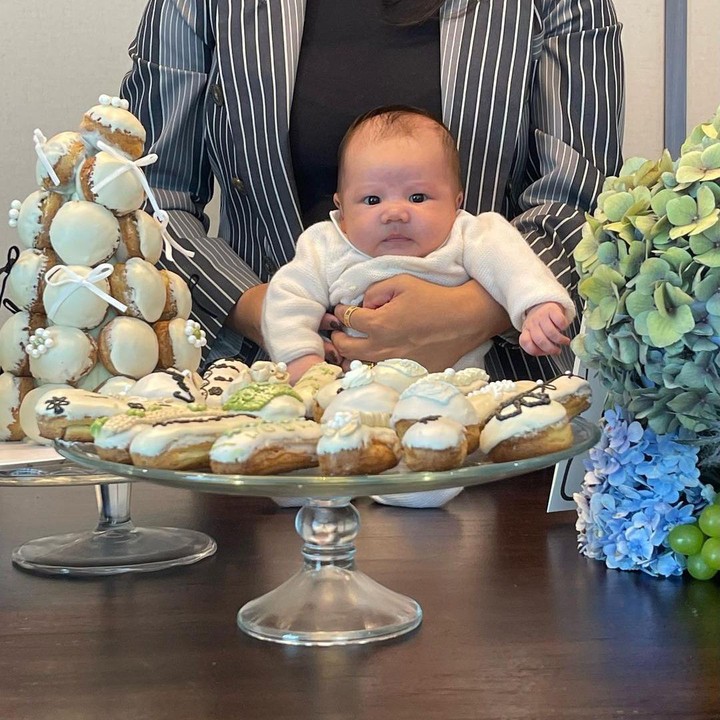 <p>"Pria kecilku kini (berusia) satu bulan," tutur Angel pada laman Instagram-nya seraya mengunggah potretnya bersama sang putra. (Foto: Instagram: @angelpieters)</p>