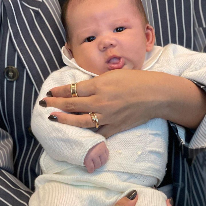 <p>Perempuan berusia 26 tahun ini pun kerap membagikan kesehariannya bersama Caspar pada laman media sosial. Mulai dari momen mengASIhi hingga merayakan usianya yang ke 1 bulan beberapa waktu lalu. (Foto: Instagram: @angelpieters)</p>