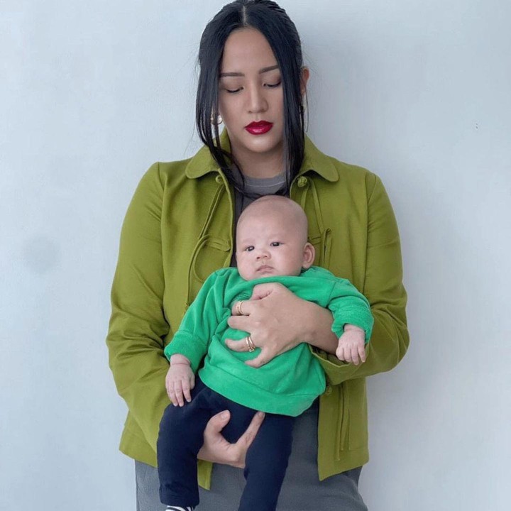 <p>Banyak netizen yang turut terpesona dengan paras Caspar, nih. Tidak sedikit yang menyebut Caspar semakin tampan dan berwajah bule. (Foto: Instagram: @angelpieters)</p>