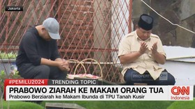 VIDEO: Prabowo Ziarah ke Makam Orang Tua