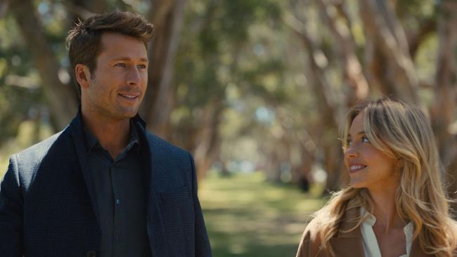 Sinopsis Anyone But You: dua orang (Sydney Sweeney dan Glen Powell) saling tertarik sejak awal tapi terputus karena salah paham. 