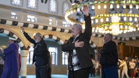 FOTO: Kala Jemaah Ikut Senam Kebugaran di Masjid Istanbul
