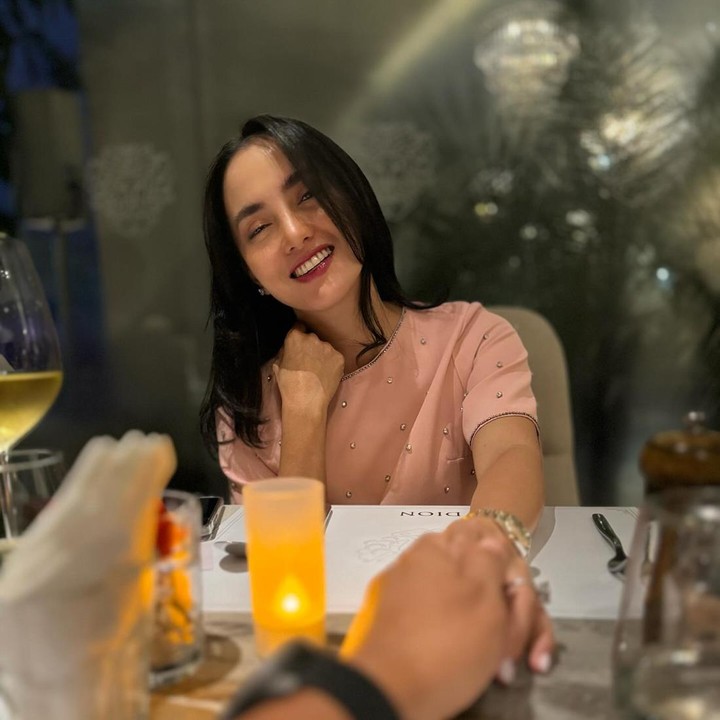 <p>Lain halnya dengan Ibnu Jamil, ia justru mengunggah potret 'aib' sang istri, Ririn Ekawati saat melakukan makan malam romantis di Hari Valentine. "Diajak dinner malah ngantuk. Ayo banguuunnn sayang @ririnekawati," kata Ibnu Jamil. (Foto: Instagram @ibnujamilo)</p>