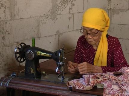 Nestapa Nenek Penjahit Baju Urus 3 Anak ODGJ Seorang Diri