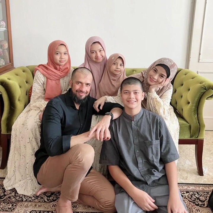 <p>Jihan Fahira menikah dengan aktor Primus Yustisio pada September 2004. Dari pernikahannya itu, mereka dikaruniai empat anak yang terdiri dari tiga anak perempuan dan satu anak laki-laki. (Foto: Instagram@jihanfahirareal)</p>