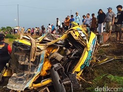 Truk Tertabrak KA Manahan di Brebes, Sopir dan Anaknya Tewas