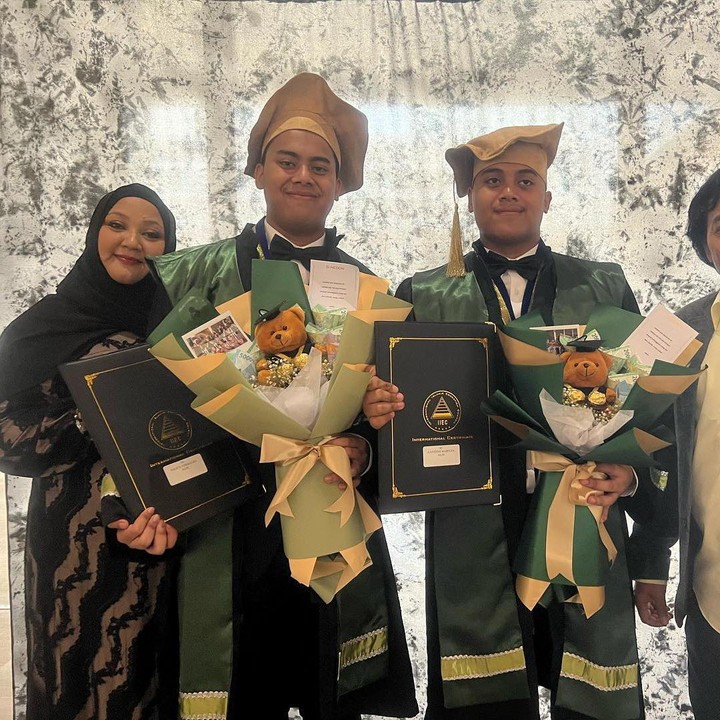 <p>Anak kembar Komeng diberi nama Cantika Alhayu Aldi, Bagus Athallah Aldi serta Bagus Athallah Aldi. Namun, Cantika sudah berpulang ke pangkuan Tuhan saat masih kecil dan kini Komeng serta sang istri membesarkan dua anak kembar mereka. (Foto: Instagram @komeng.original dan @indradewi2242)<br /><br /><br /></p>