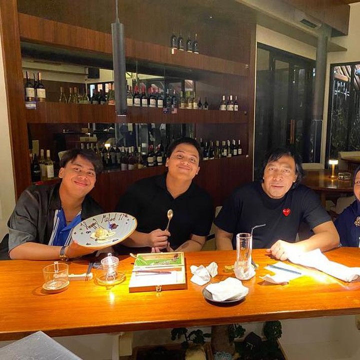 <p>Dalam momen ini, istri Komeng mendapat kejutan manis dari keluarga. Mereka kemudian merayakan hari tersebut dengan makan malam bersama di sebuah restoran. (Foto: Instagram @komeng.original dan @indradewi2242)<br /><br /><br /></p>