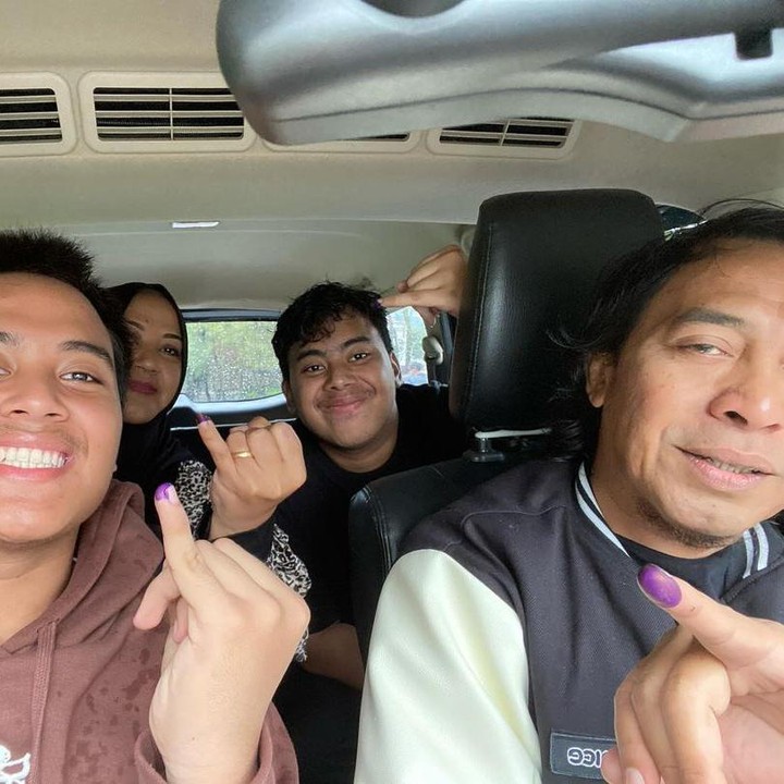 <p>Alfiansyah Bustami Komeng alias Komeng merupakan salah satu komedian Tanah Air. Menikah dengan Aprilliana Indra Dewi pada 1999, ia menjadi ayah dari tiga anak kembar. (Foto: Instagram @komeng.original dan @indradewi2242)<br /><br /><br /></p>