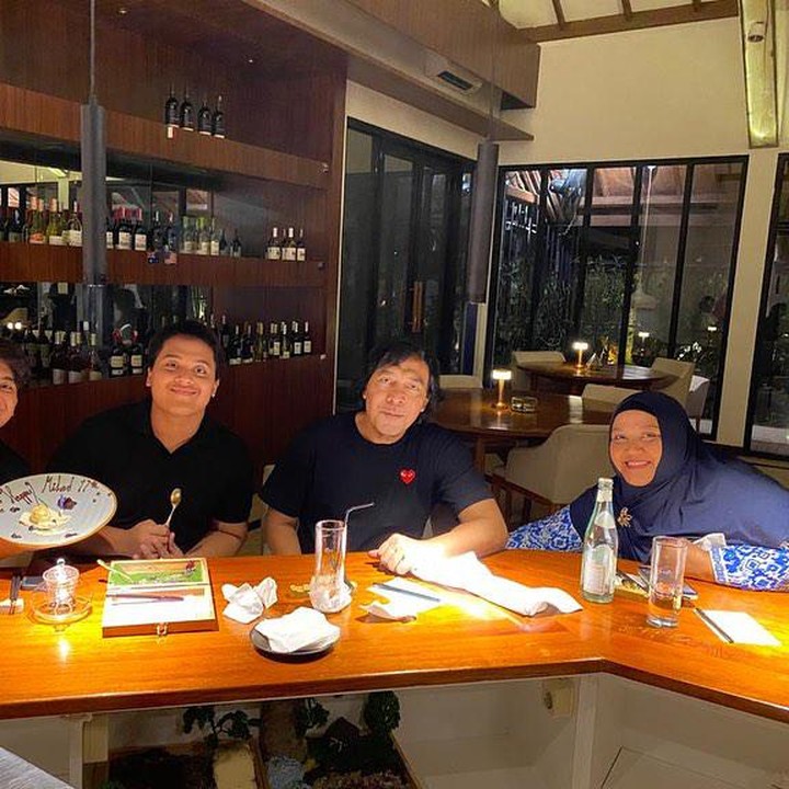 <p>Melalui akun Instagram, Komeng dan sang istri cukup sering membagikan momen bersama keluarga. Salah satunya saat perayaan ulang tahun. (Foto: Instagram @komeng.original dan @indradewi2242)<br /><br /></p>
