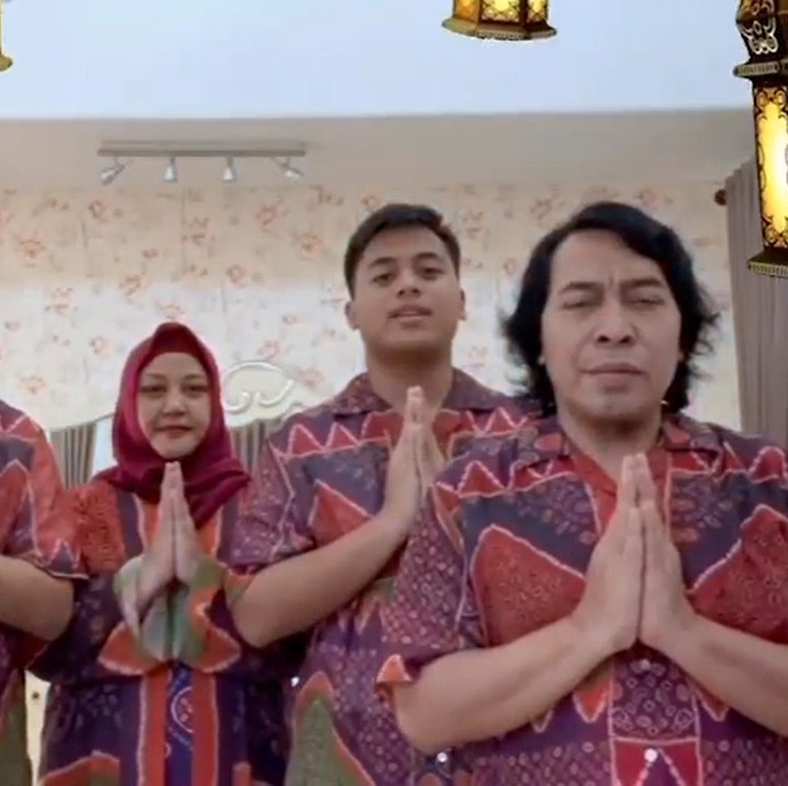 <p>Tak sampai di sana, Komeng juga kerap membuat konten-konten menghibur bersama sang putra dan mengunggahnya di akun Instagram. Kita doakan, semoga keluarga ini sehat dan bahagia selalu, ya. (Foto: Instagram @komeng.original dan @indradewi2242)</p>