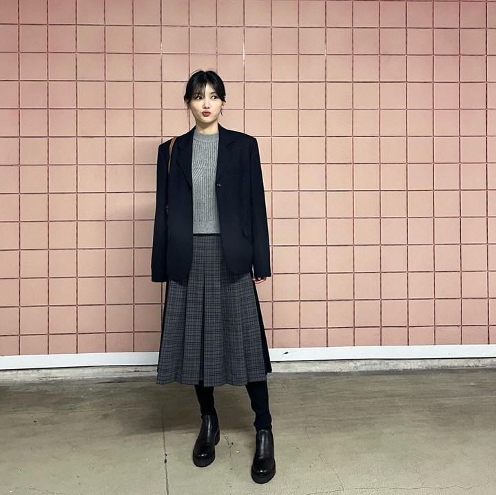 <p>Bintang serial <em>My Demon</em> ini juga aktif menggunakan media sosial Instagram, Di sana, ia kerap menunjukkan beragam aktivitas, termasuk OOTD dari balutan dress hingga kasual. (Foto: Instagram @you-r_love)<br /><br /><br /></p>
