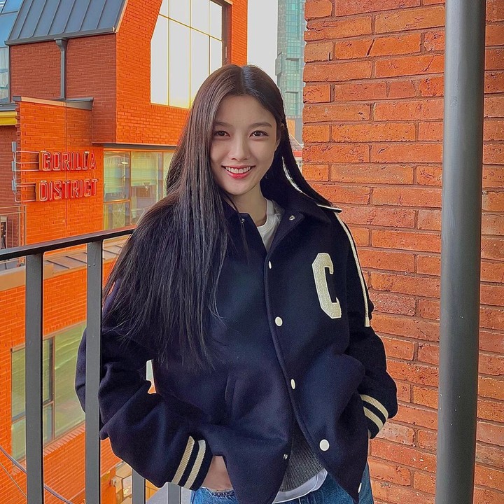 <p>Dari semua gaya OOTD tersebut, tampanya tak ada yang gagal, ya? Dalam potret ini, ia terlihat keren dengan jaket baseball yang dipadukan dengan celana jeans biru langit. (Foto: Instagram @you-r_love)<br /><br /><br /></p>