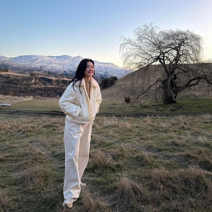 <p>Kim Yo Jung tampaknya juga memperhatikan model dan jenis pakaian berdasarkan tempat yang ia kunjungi, Bunda. Saat berada di tengah alam terbuka berikut, ia memilih untuk mengenakan pakaian hangat namun tetap stylish. Bagaimana menurut pendapat Bunda? (Foto: Instagram @you-r_love)</p>