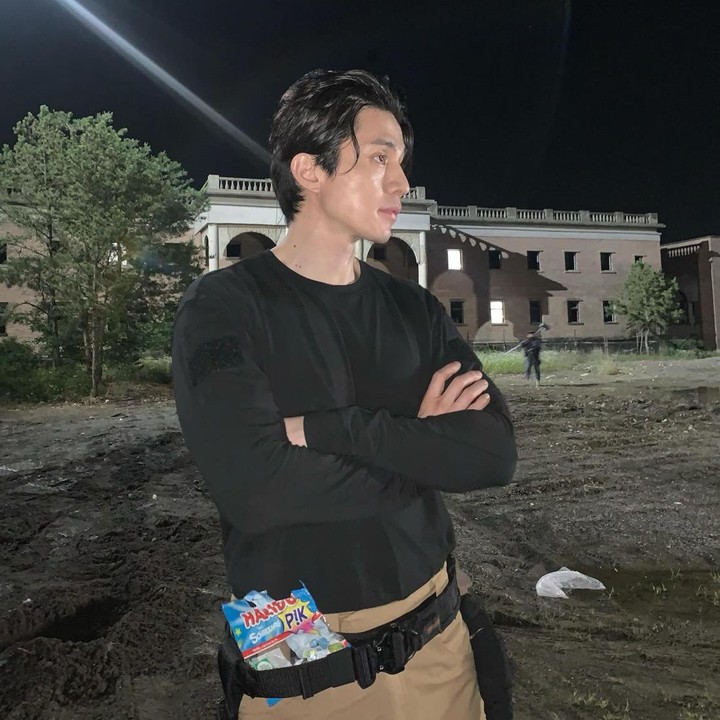 <p>Lee Dong Wook kembali menampilkan aksi memukau di drama Korea terbaru. Ia membintangi<em> A Shop for Killers</em>, serial <em>action</em> yang mengisahkan tentang bisnis perdagangan senjata bagi para pembunuh. Ia memerankan tokoh Jeong Jin Man, pemilik situs belanja <em>online</em> Murthehelp yang ia kelola secara diam-diam. (Foto: Instagram @leedongwook_official)</p>
