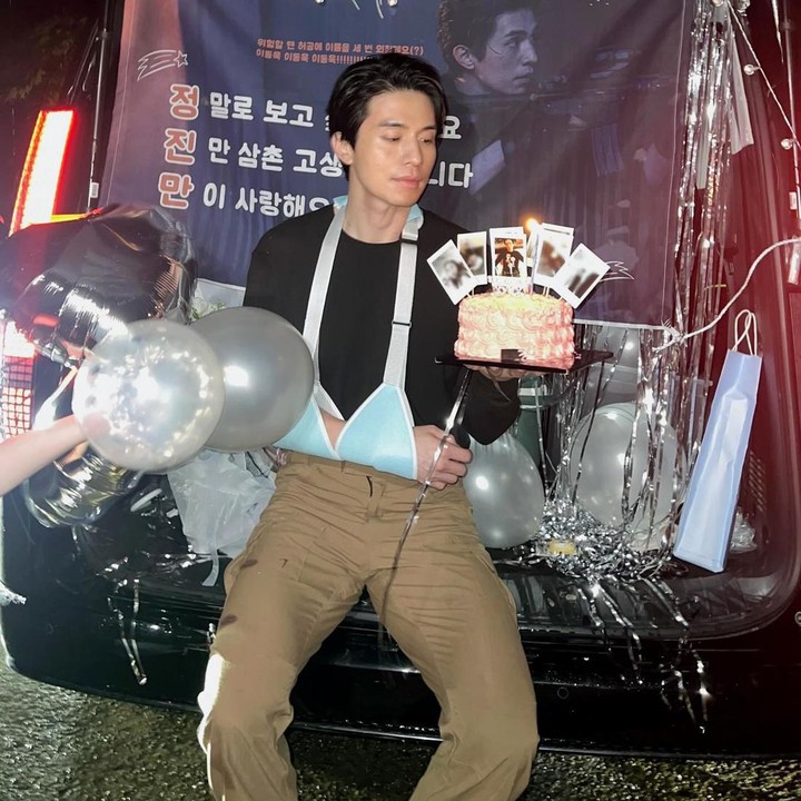 <p>Lee Dong Wook juga mendapatkan banyak dukungan dari para penggemarnya selama syuting <em>A Shop for Killers</em>. Ia menerima berbagai hadiah dari fans, mulai dari kue hingga balon. (Foto: Instagram @leedongwook_official)</p>