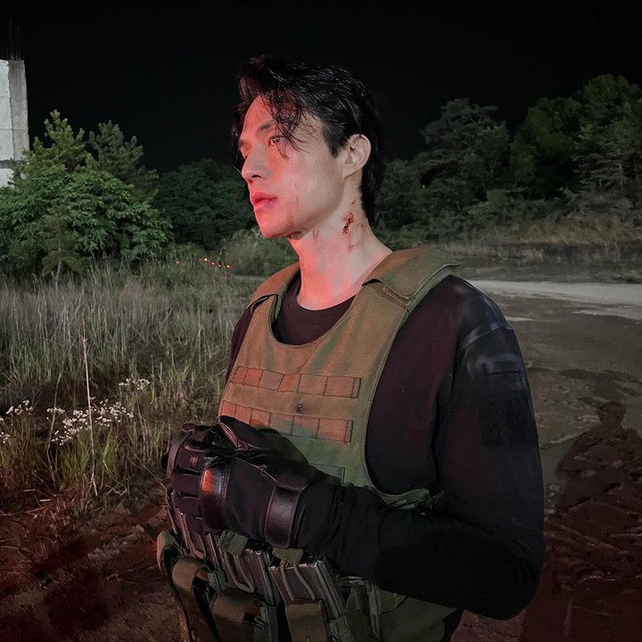 <p>Selama masa promosi, Lee Dong Wook kerap mengunggah foto-foto behind the scene yang memperlihatkan dirinya saat syuting <em>A Shop for Killers</em>. Aktor berusia 42 tahun itu kerap terlihat mengenakan baju tentara yang dilengkapi jaket anti peluru. Wajahnya juga tampak dipenuhi dengan riasan wajah yang terlihat seperti luka-luka. (Foto: Instagram @leedongwook_official)</p>