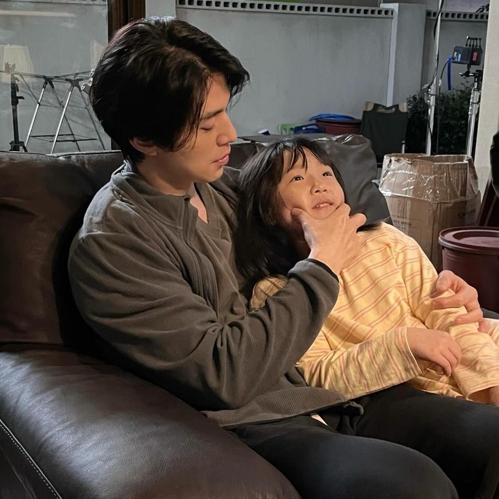 <p>Di waktu luang, Lee Dong Wook gemar menghabiskan waktu dengan bermain bersama Ahn Se Bin. Aktris cilik itu memerankan tokoh Jeong Ji An saat masih kanak-kanak. Ia dikisahkan sebagai keponakan Jeong Jin Man. Meski tokoh Jeong Jin Man kerap bersikap cuek dengan Ji An di drakor, interaksi Lee Dong Wook dengan Ahn Se Bin di belakang layar bikin penonton meleleh, nih. (Foto: Instagram @leedongwook_official)</p>