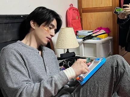 5 Potret Lee Dong Wook dalam BTS Drama Korea A Shop for Killers