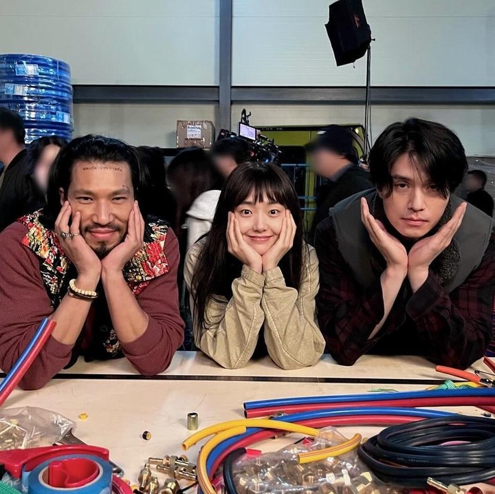 <p>Selain itu, Lee Dong Wook juga memperlihatkan momen bersama para pemain lainnya seperti Kim Hye Jun dan Kim Min. Mereka memamerkan pose manis untuk mencairkan suasana drama Korea yang tegang, Bunda. (Foto: Instagram @leedongwook_official)</p>