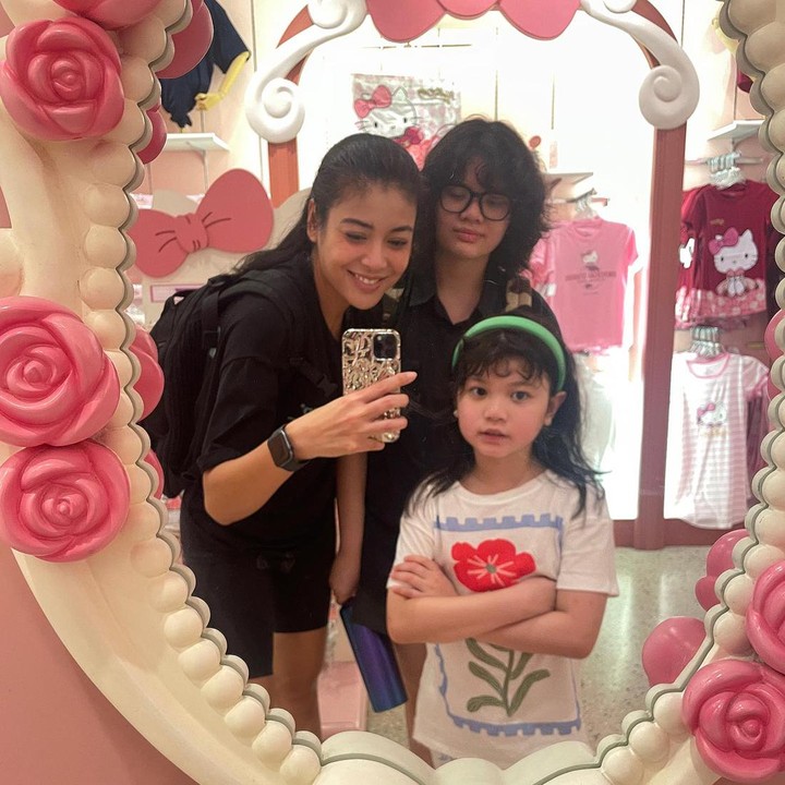 <p>Maxine Sara kerap terlihat menghabiskan <em>quality time</em> bersama sang Bunda dan adiknya, Alex. Mereka selalu tampil kompak saat berkumpul bersama. (Foto: Instagram @sigiwimala)</p>