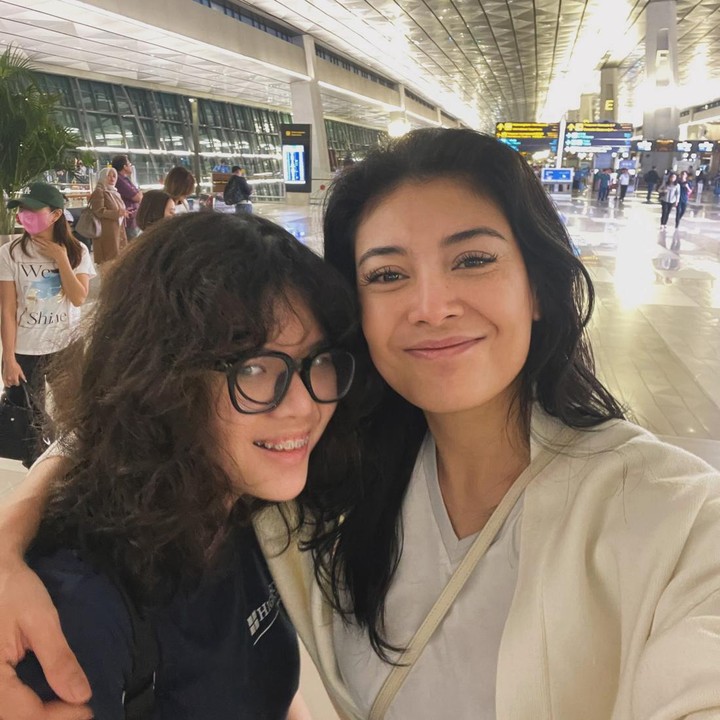 <p>Maxine sudah tumbuh besar, Bunda. Ia telah berusia 13 tahun. Beranjak remaja, parasnya terlihat semakin cantik seperti ibunda ya? (Foto: Instagram @sigiwimala)</p>