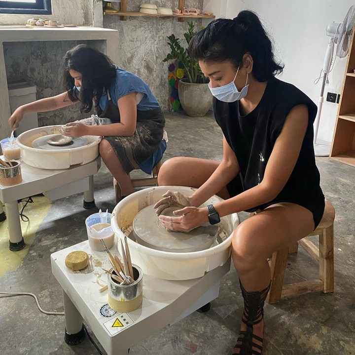 <p>Sigi juga sempat mengajak putrinya mengikuti kelas <em>pottery</em> di Bali, nih. "Pottery class with the girls in Canggu," tulis Sigi. (Foto: Instagram @sigiwimala)</p>