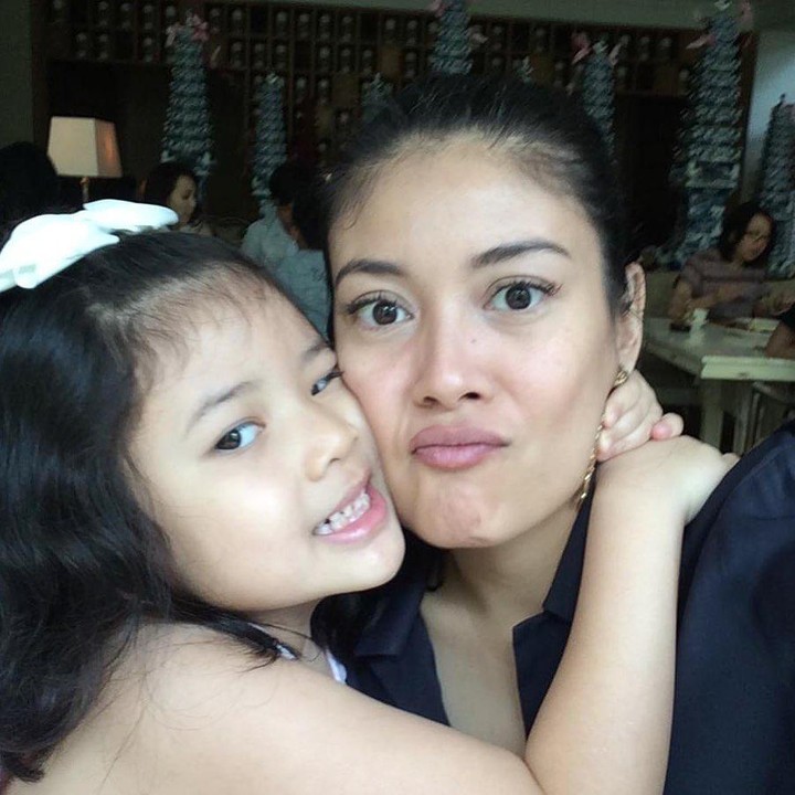 <p>Putri sulungnya, Maxine Sara lahir pada 2010. Ia merupakan anak pertama Maxine dari pernikahannya dengan sutradara Timo Tjahjanto. (Foto: Instagram @sigiwimala)</p>