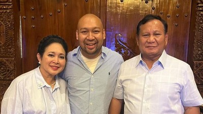 Momen calon Presiden nomor urut 02 Prabowo Subianto berfoto bersama mantan istrinya Titiek Soeharto dan putranya Didit Hediprasetyo dalam unggahan instagram milik Titiek Soeharto. (Instagram @titieksoeharto)