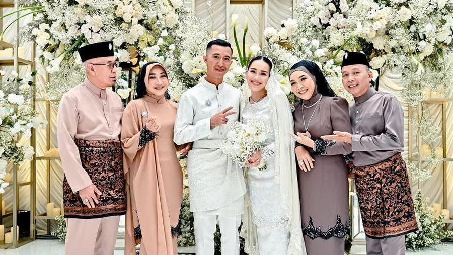 Momen Lamaran Ayu Ting Ting dan Lettu Muhammad Fardhana
