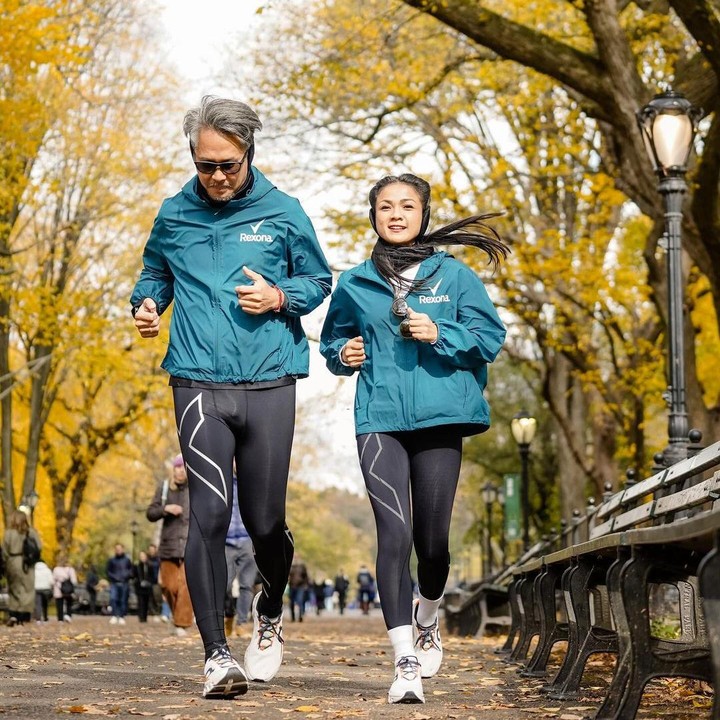 <p>Di beberapa kesempatan, perempuan yang akrab disapa Na ini sering mengikuti event maraton bersama sang suami. Salah satunya ketika keduanya mengikuti acara TCS New York City Marathon yang berlangsung di Amerika Serikat dan diikutin oleh lebih dari 50.000 pelari dari seluruh mancanegara. (Foto: Instagram @nirinazubir_ dan @ernest_cokelat)<br /><br /><br /></p>