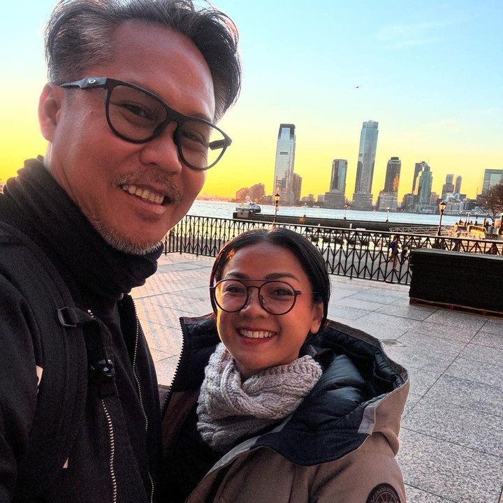 <p>Nirina Zubir dan Ernest Fardiyan Syarif dikenal sebagai pasangan harmonis, Bunda. Menikah sejak 2009, keduanya selalu terlihat mesra dan jauh dari gosip miring. (Foto: Instagram @nirinazubir_ dan @ernest_cokelat)<br /><br /><br /></p>
