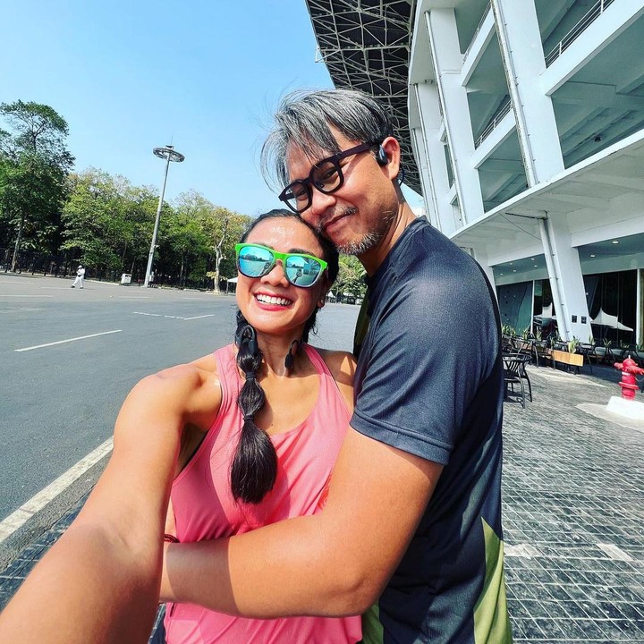 <p>Manis ya, Bunda? Mesra dan sehat bersama pasangan seperti yang mereka lakukan menjadi salah satu hal perlu ditiru, nih. Bunda terinspirasi melakukan hal serupa pasangan tersebut? (Foto: Instagram @nirinazubir_ dan @ernest_cokelat)</p>