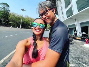Terpopuler: Ivan Gunawan Cium Kaki Ibu Vs Titi Kamal Belikan Suami Nirina Zubir CD