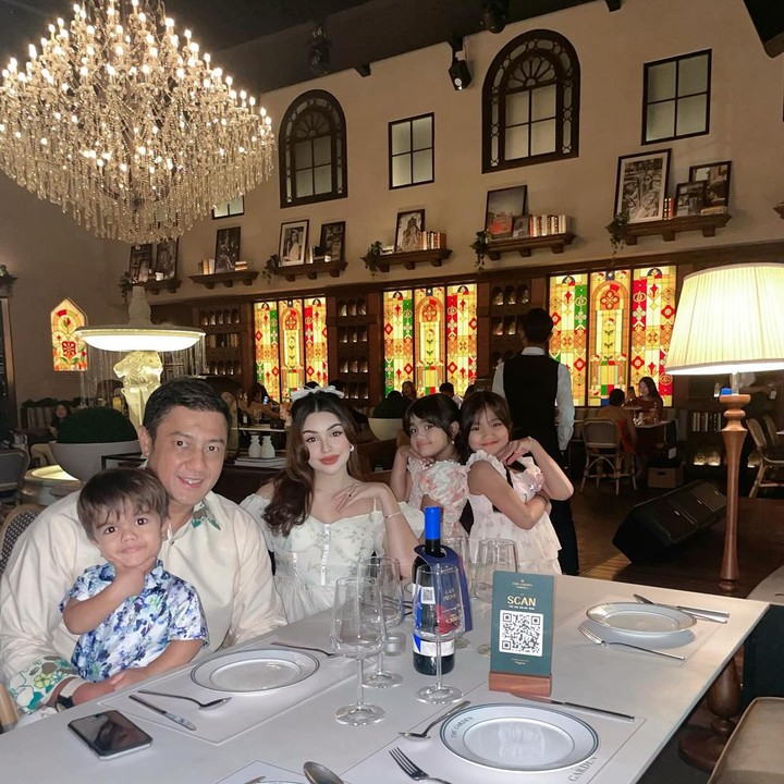 <p>Nourah Sheivirah dan Teuku Rafly berbahagia merayakan Hari Valentine pada tanggal 14 Februari 2024 dengan melakukan makan malam romantis. Mereka turut mengajak anak-anak, nih. <em>"Val’s Day looks amazing on us!"</em> tulis Nourah dalam unggahan fotonya. (Foto: Instagram @nourahsheivirah)</p>